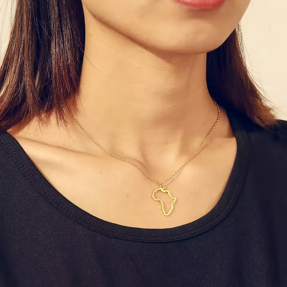 Collier en acier inoxydable avec un pendentif d'Afrique porté par un mannequin