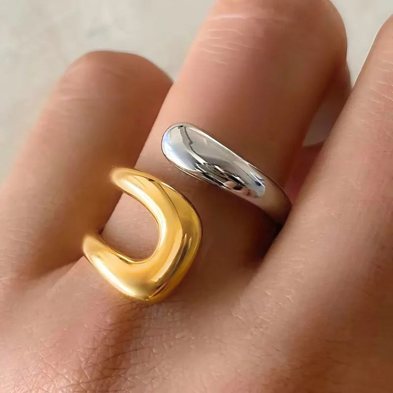 Bague en acier inoxydable Amara porté par un mannequin