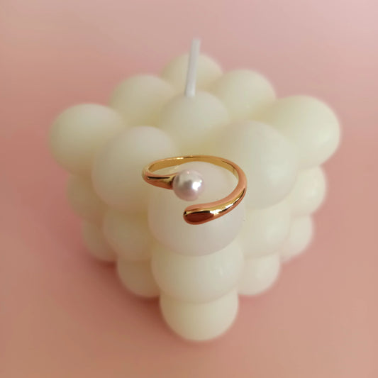Bague en acier inoxydable avec une perle au milieu