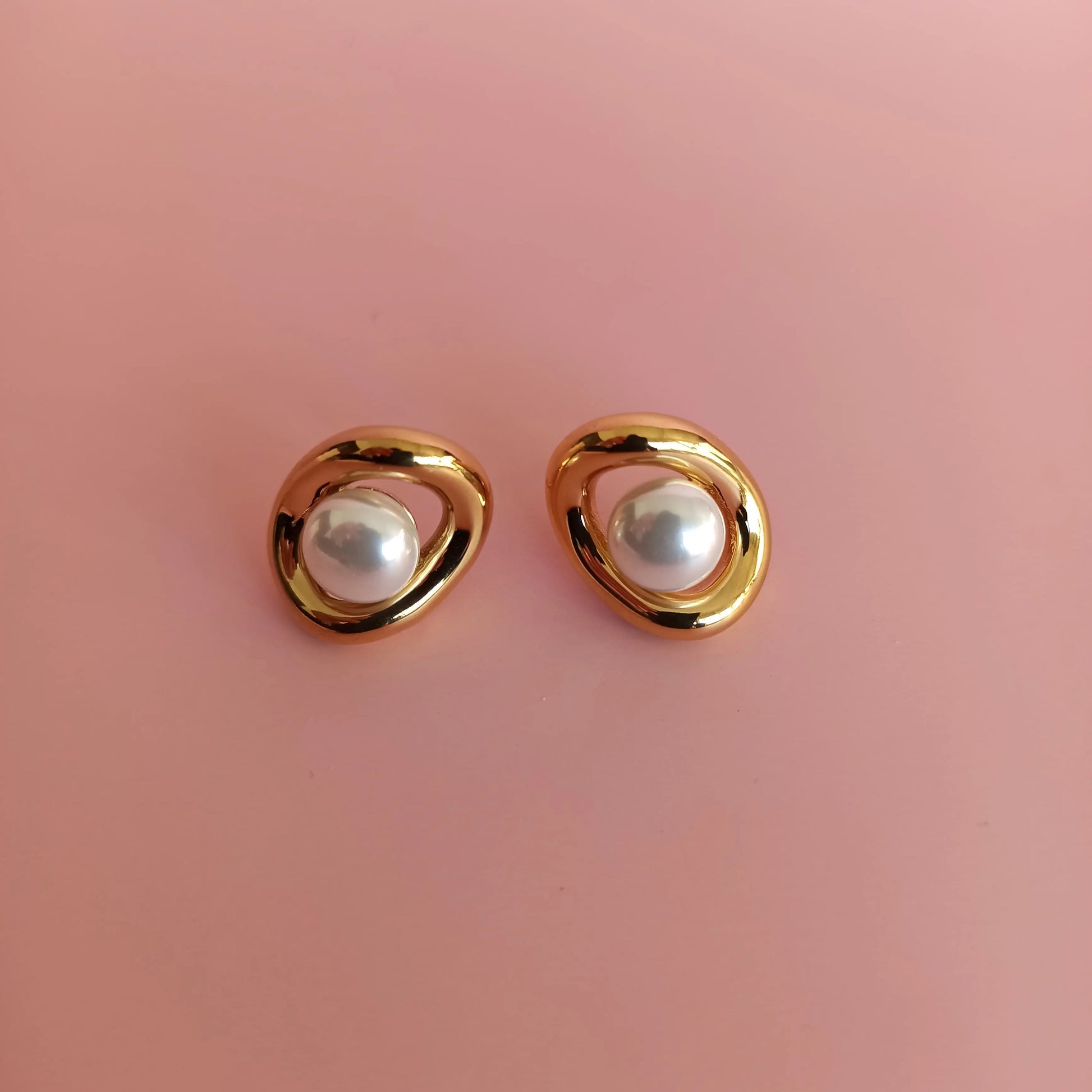Boucles d'oreille en acier inoxydable avec une perle Lilia