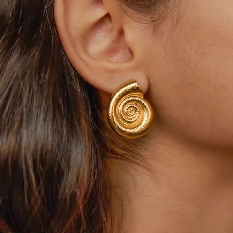 Boucles d'oreille en acier inoxydable Oriana forme coquillage porté par un mannequin