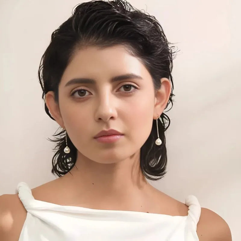 Boucles d'oreille en acier inoxydable Rosalia porté par un mannequin