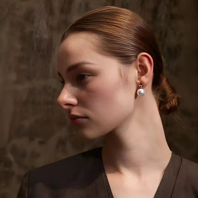Boucles d'oreille en acier inoxydable Sylva porté par un mannequin