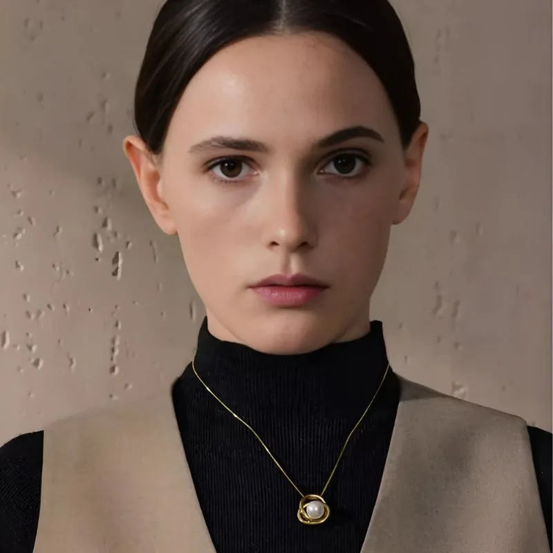 Collier en acier inoxydable Aurore porté par un mannequin