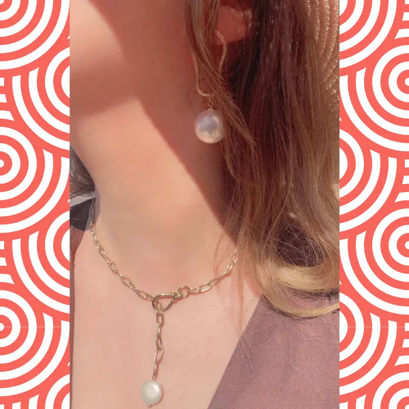 Boucle d'oreille perle et collier assorti en acier inoxydable, créant un ensemble chic et élégant.