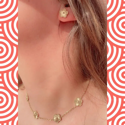 Boucles d'oreilles en acier inoxydable dorées en forme de fleur, portées avec un collier assorti