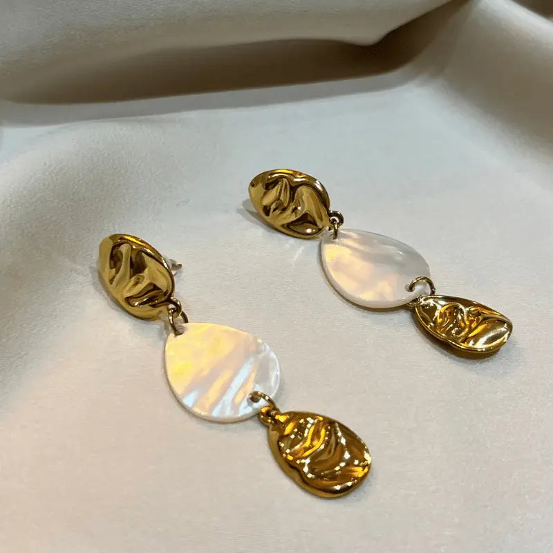 Boucles d'oreilles pendantes en acier inoxydable dorées avec détails en nacre, zoomées
