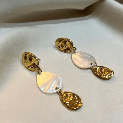 Boucles d'oreilles pendantes en acier inoxydable dorées avec détails en nacre, zoomées