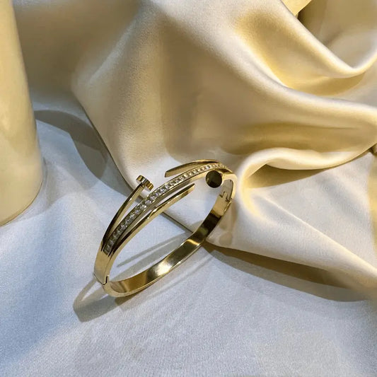 Bracelet ouvert doré en acier inoxydable avec détails de strass pour une touche de sophistication