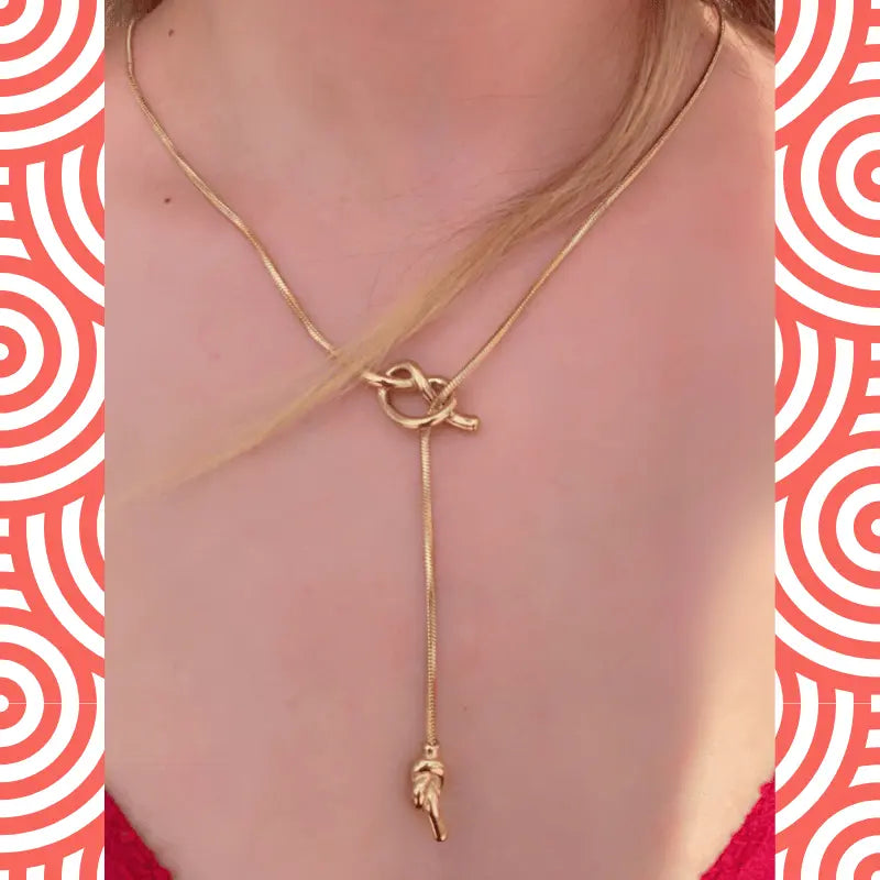 Collier en acier inoxydable avec un pendentif noué, porté autour du cou pour un look élégant