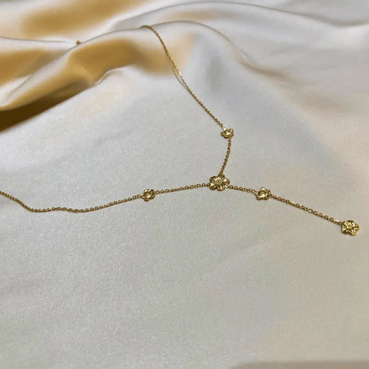 Collier Y en acier inoxydable avec des motifs floraux délicats, idéal pour un style élégant.