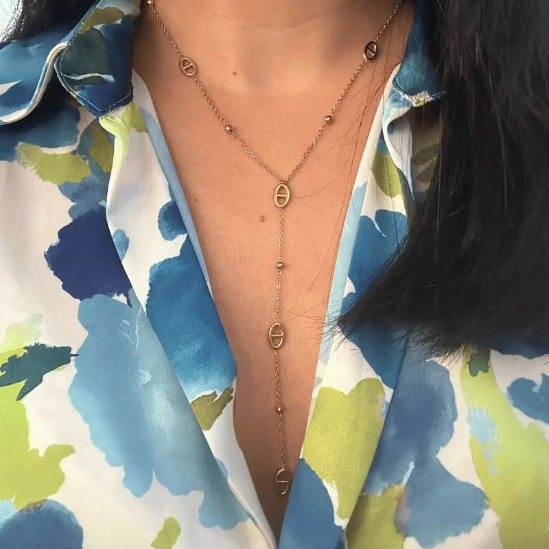 Collier en Y en acier inoxydable porté par un mannequin